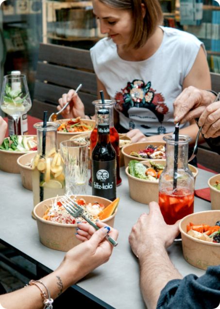 James Foodtruck - Personen essen Bowls