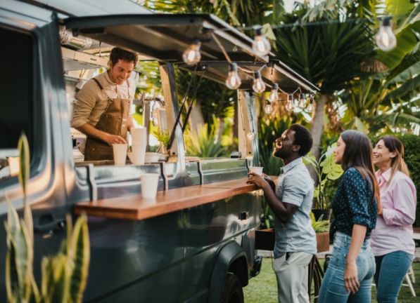 James Foodtruck - Gast bestellt beim Foodtruck